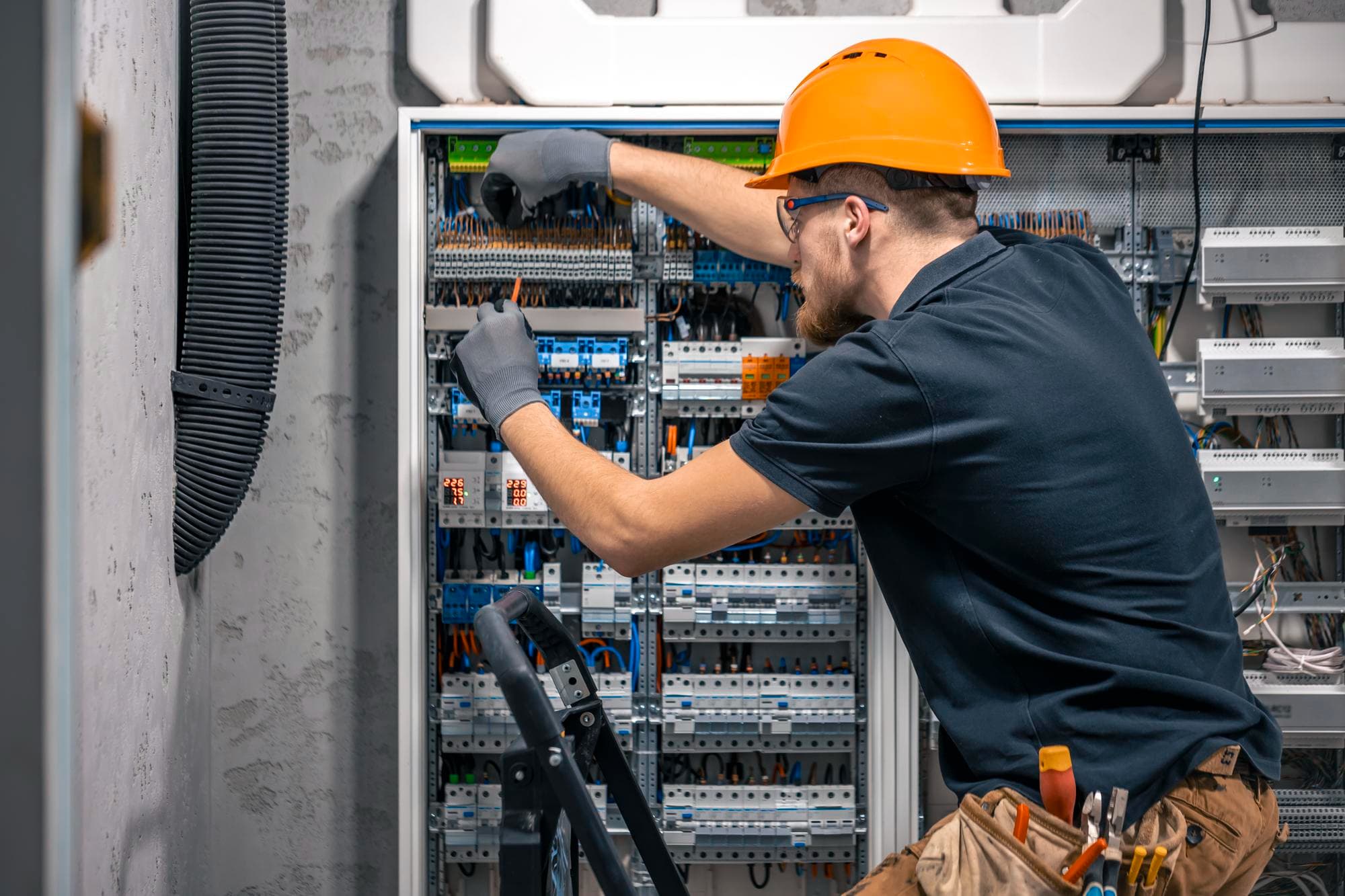 Elektriker bei der Arbeit