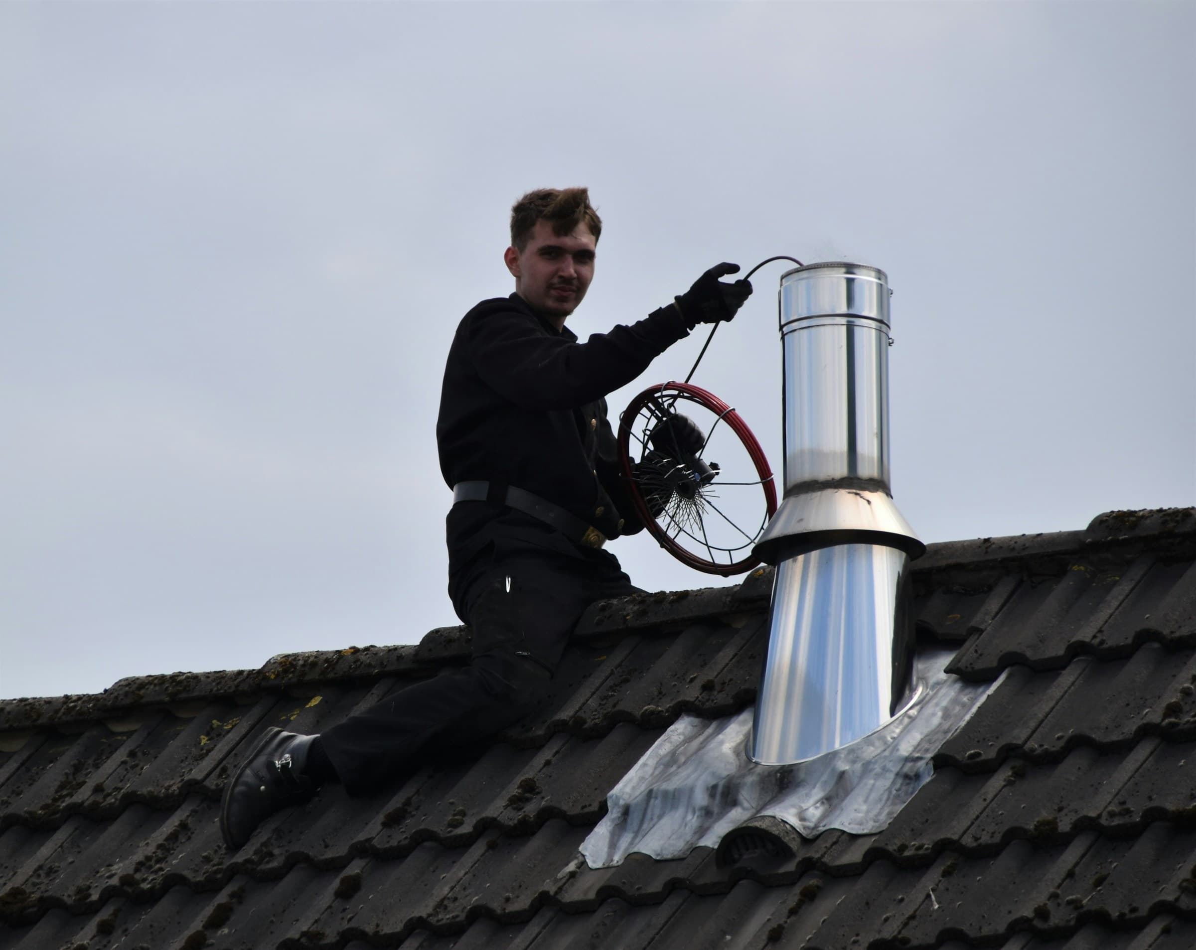 Schornsteinfeger bei der Arbeit